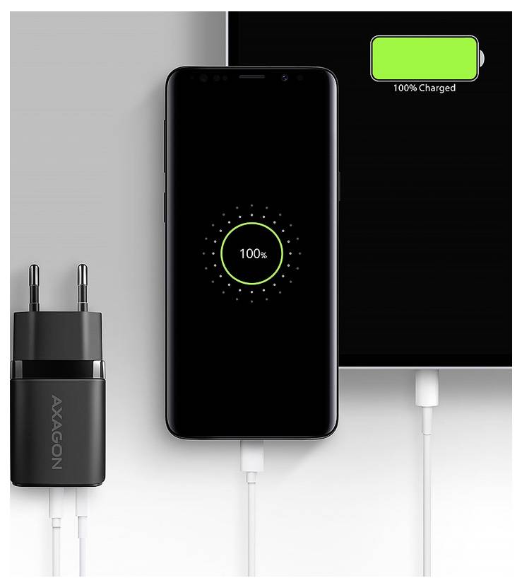 Smartphone mit 100% Ladung neben einem Wandladegerät und einem Tablet mit vollständig grünem Akku, mit angeschlossenen Kabeln.