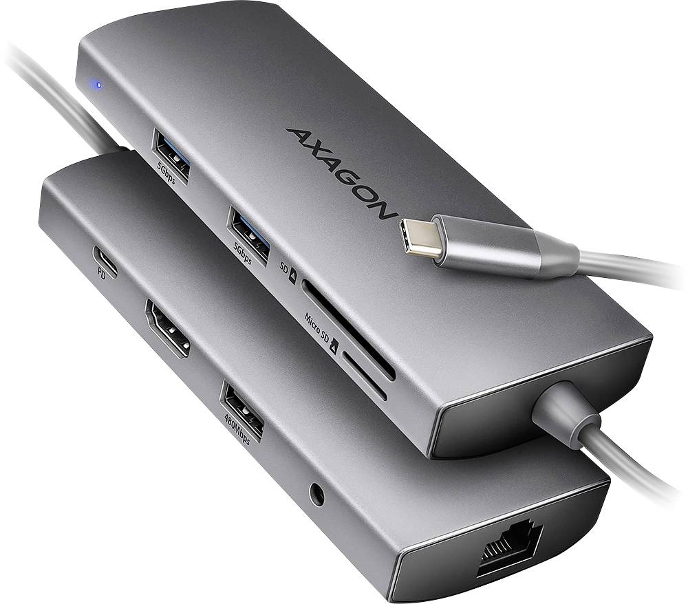 Silberner AXAGON USB-C Hub Dock mit mehreren USB-Anschlüssen, HDMI, SD-/microSD-Slots, Ethernet und angeschlossenen Kabeln.