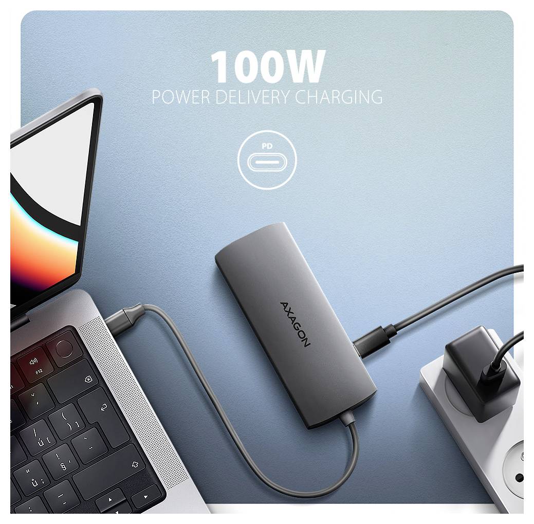 100-W-Stromversorgungsladegerät-Setup mit einem Laptop, der mit einer grauen AXAGON USB-C-Powerbank/Ladegerät und einem angeschlossenen Wandadapter verbunden ist.