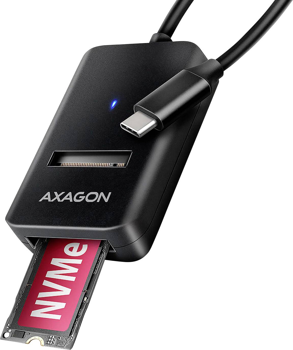 Schwarzer AXAGON USB-C Kartenleser mit blauem Statuslicht und eingelegtem NVMe M.2 SSD-Modul, dargestellt mit angeschlossenem Kabel.