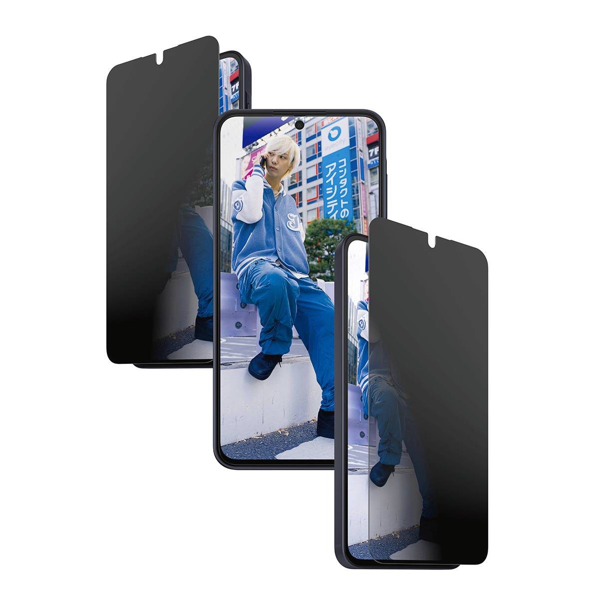 Drei sich überlappende Smartphones zeigen das gleiche Modefoto einer Person in blauer Kleidung, die draußen sitzt; die seitlichen Telefone sind teilweise durch dunkle Paneele verdeckt.