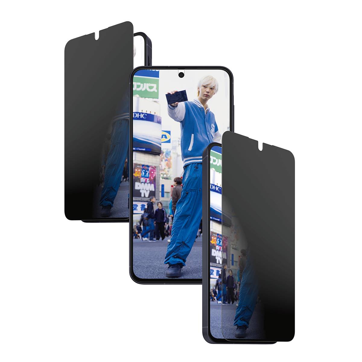 Drei überlappende Smartphones auf weißem Hintergrund, das mittlere Telefon zeigt eine Person in Blau, die in einer Stadtstraße posiert, während die seitlichen Telefone verdunkelt sind.