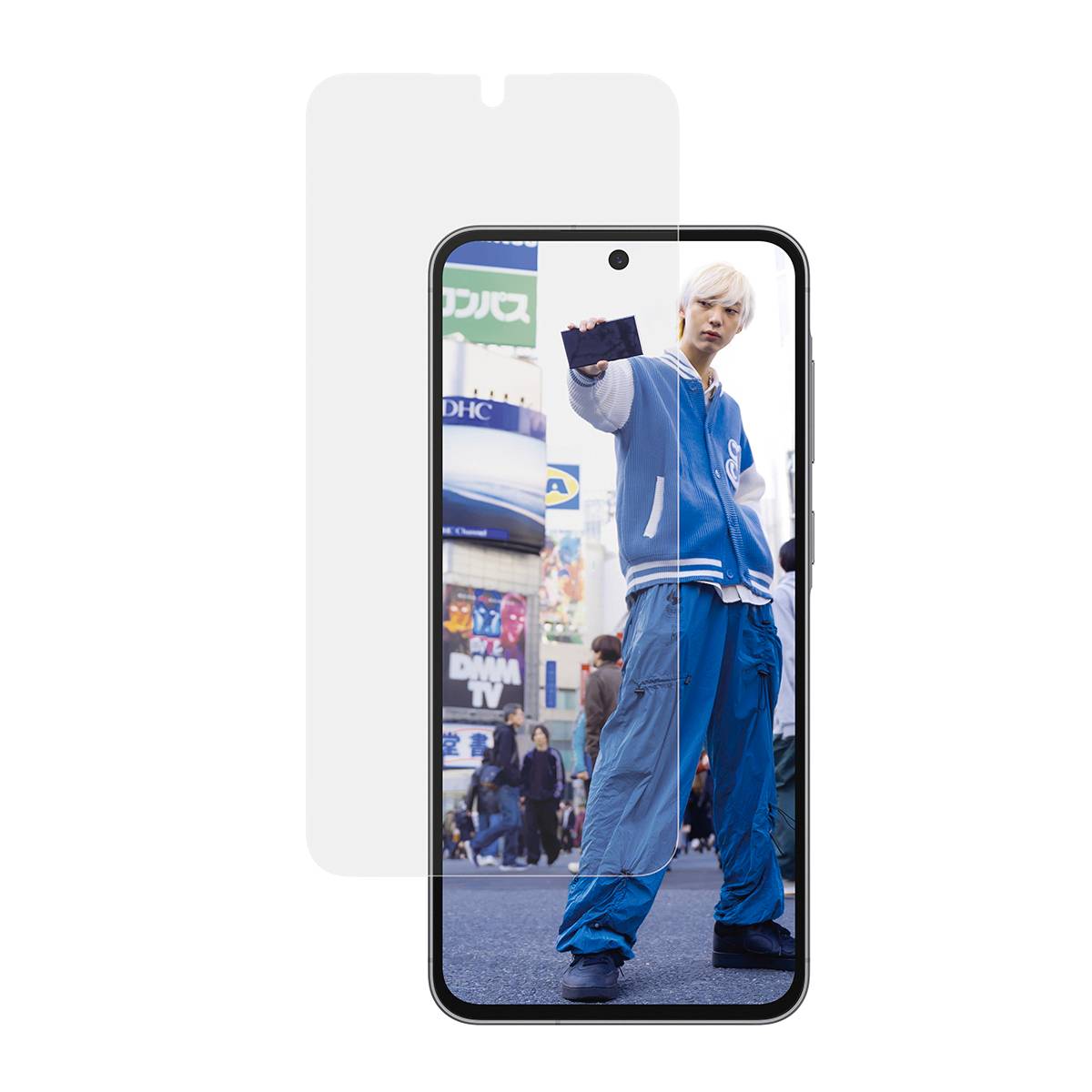 Smartphone-Bildschirm zeigt eine blonde Person in einem blauen Trainingsanzug, die sich selbst in einer belebten Straße der Stadt fotografiert, mit einer leeren Handyhülle dahinter.