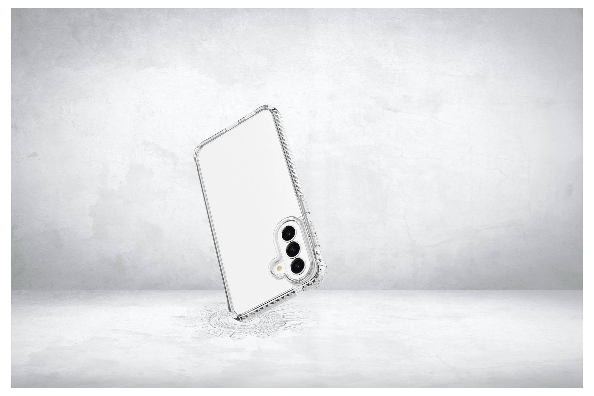 Transparente Smartphone-Schutzhülle aufrecht auf einer hellgrauen Studio-Oberfläche stehend, die die dreifache Kamera-Anordnung des Telefons im Inneren zeigt und einen Riss-Glas-Effekt darunter.