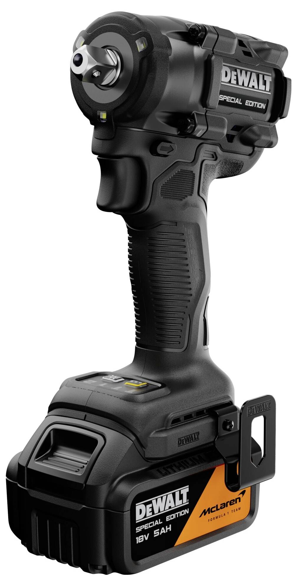 DeWalt Spezialausgabe kabelloses Schlagschraubersystem mit angebrachtem Akku, dargestellt in Schwarz mit orangefarbigen McLaren-Branding.