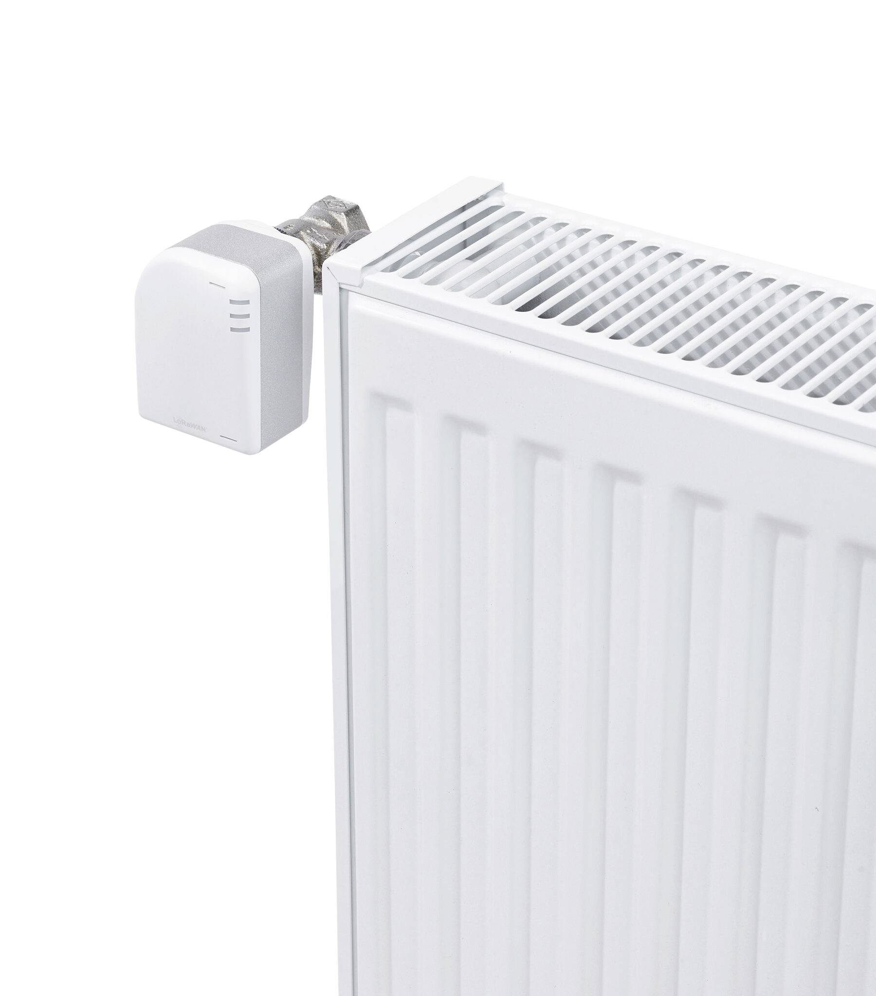 Weißes thermostatisches Heizkörperventil an der Seite eines weißen Heizungsheizkörpers montiert.