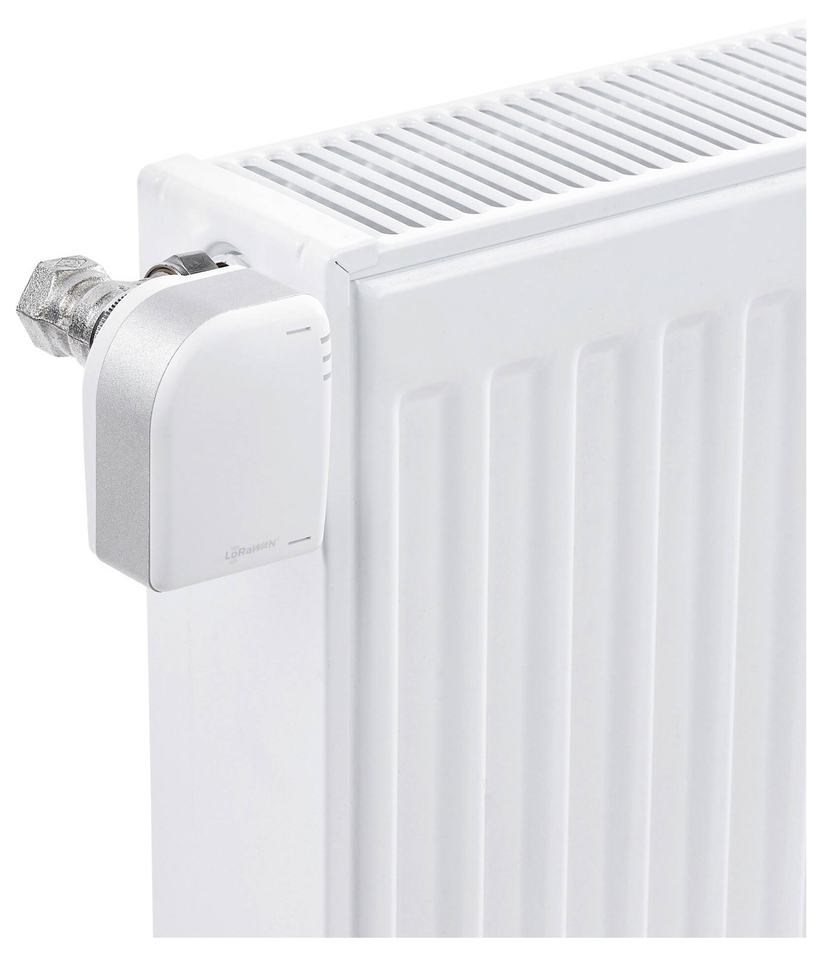 Weißer Heizkörper mit einem Thermostatventil, das auf der linken Seite angebracht ist, in einer Nahaufnahme vor einem einfachen weißen Hintergrund gezeigt.