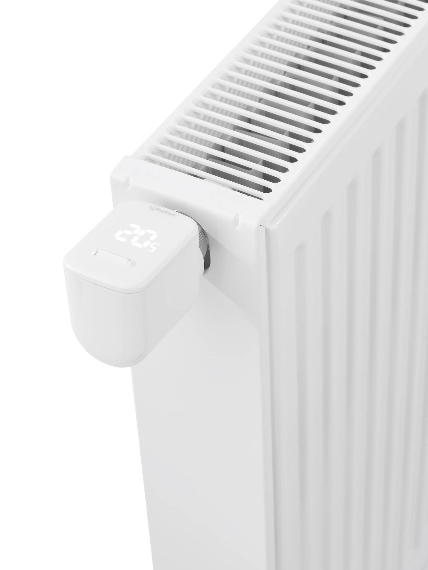 Weißer elektrischer Heizkörper mit angebrachter intelligenter Thermostat-Steuerung, die eine digitale Temperaturanzeige zeigt.