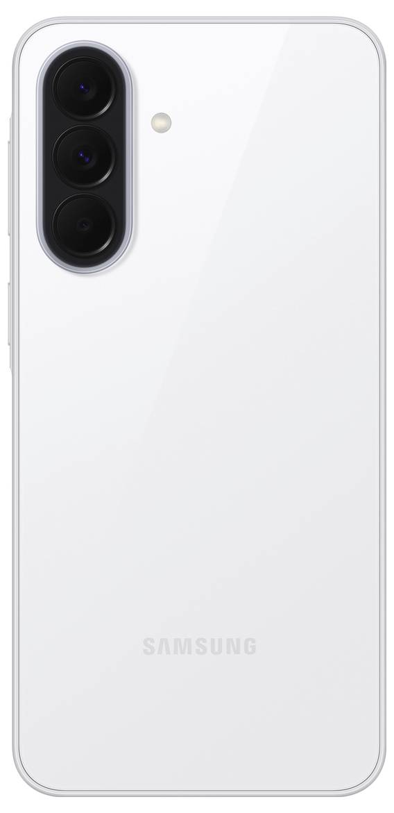 Rückseite eines weißen Samsung-Smartphones mit Triple-Kamera-Modul und Blitz in der oberen linken Ecke.