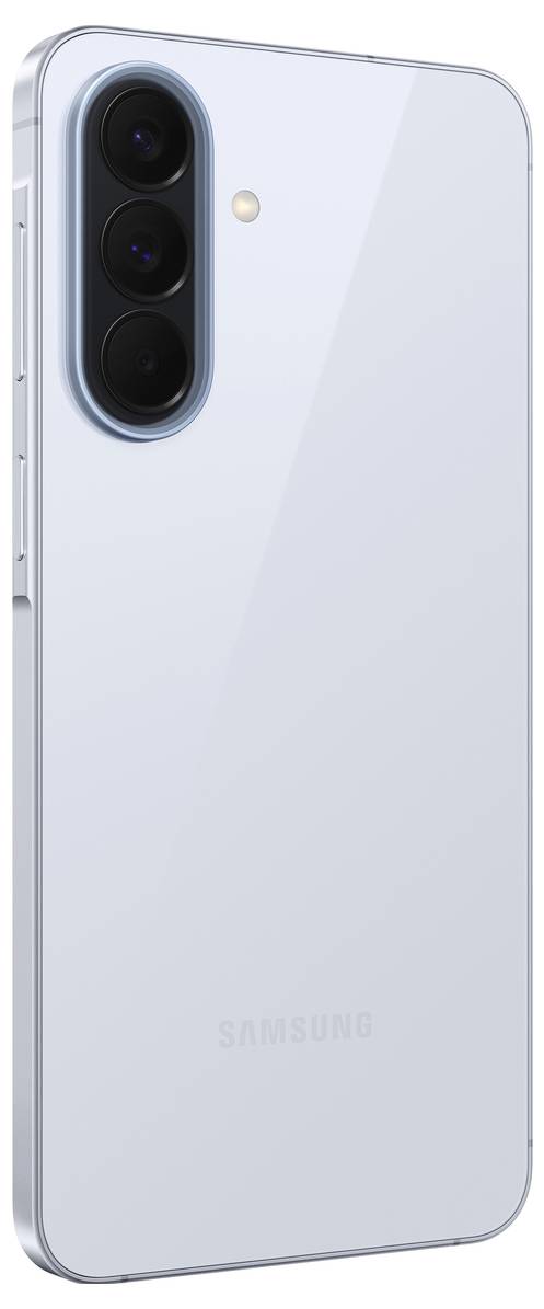 Rückansicht eines hellblauen Samsung-Smartphones mit einem vertikalen Triple-Kamera-Modul und Blitz in der oberen linken Ecke.