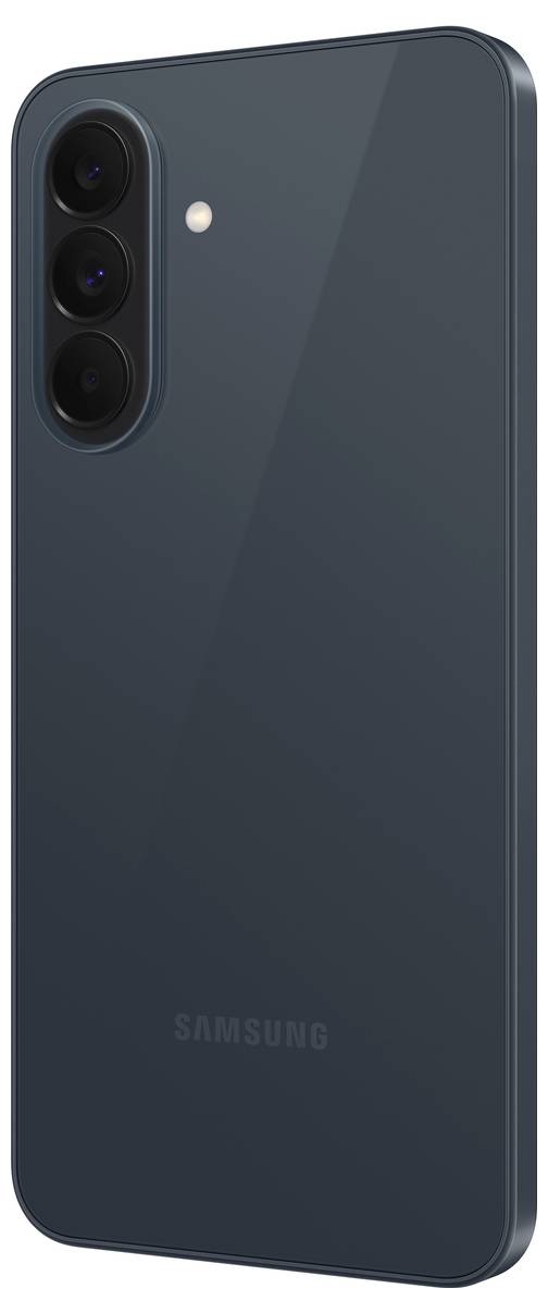 Rückansicht eines dunkelgrauen Samsung-Smartphones mit einem vertikalen Triple-Kamera-Modul und einem einzelnen Blitz oben links.