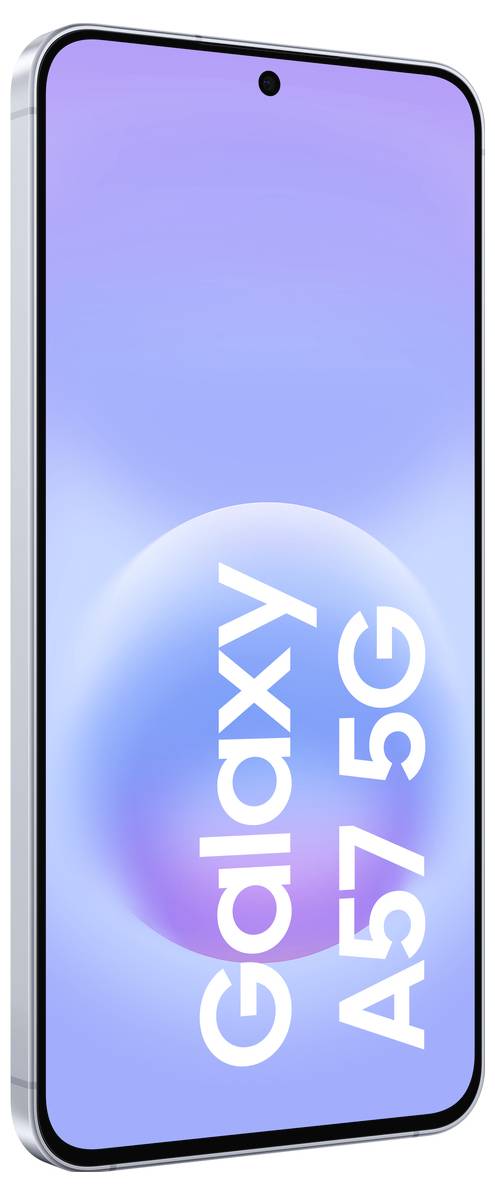 Ein Samsung Galaxy A57 5G-Smartphone, das in einem Winkel gezeigt wird, mit einem violett-blauen Bildschirm, auf dem der Text „Galaxy A57 5G