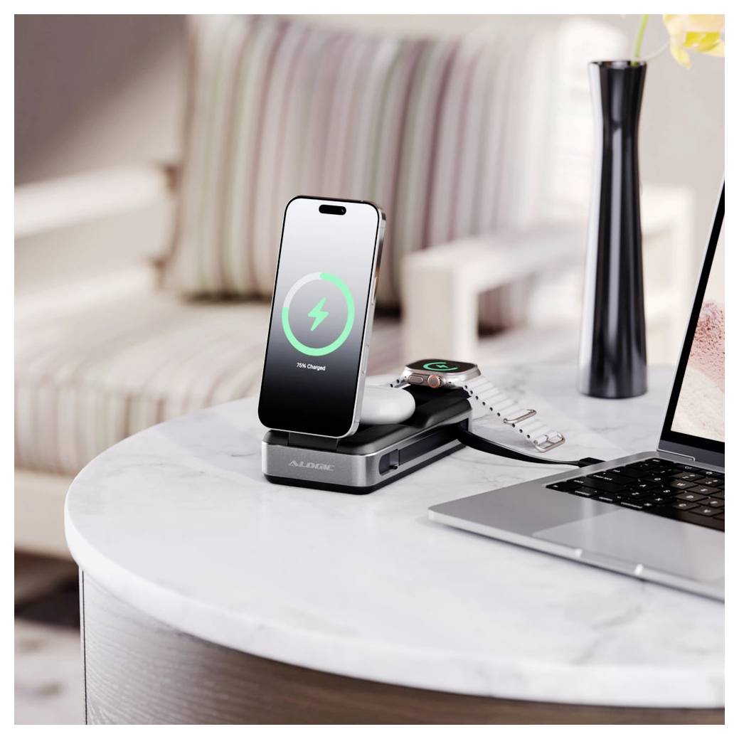 Smartphone lädt drahtlos auf einem Schreibtischständer neben einer Smartwatch und einem Laptop und zeigt ein Multi-Geräte-Ladesystem.