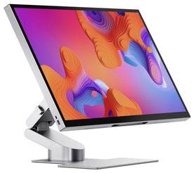 Schlanker silberner All-in-One-Desktopcomputer auf einem Metallständer, in schräger Ansicht mit farbenfrohem abstraktem Display.
