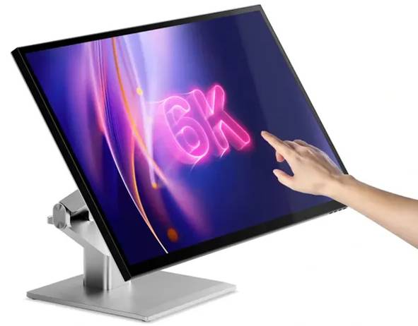 Touchscreen-Monitor mit '6K' in Neonpink angezeigt, mit einer Hand, die zur Interaktion greift, auf einem silbernen verstellbaren Ständer.