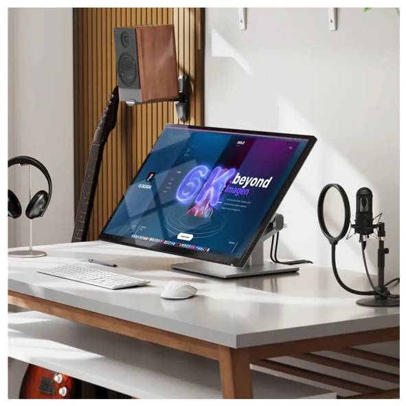 Moderner Desktop-Arbeitsplatz mit gekipptem Monitor, auf dem „6K beyond