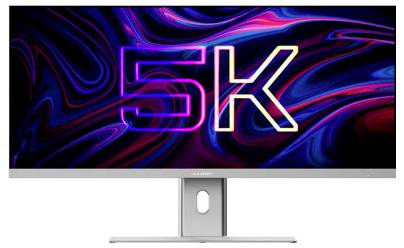 Ein Monitor zeigt großen Neontext „5K