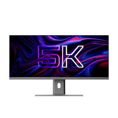 Ein ultrabreiter Monitor zeigt 