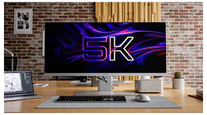 Desktops Arbeitsbereich mit großem ultrabreitem Monitor, auf dem „5K