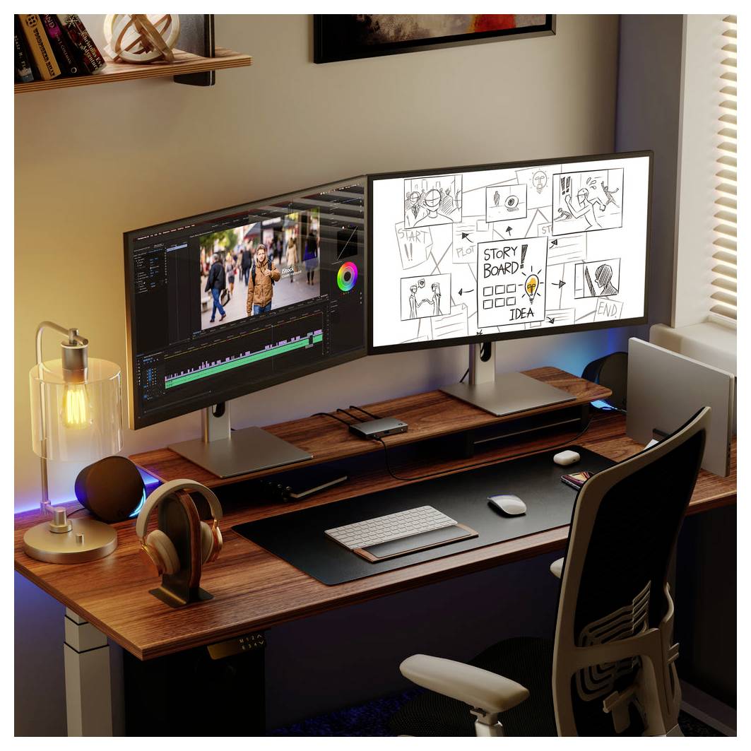 Dual-Monitor-Videobearbeitungs- und Storyboard-Setup auf einem Schreibtisch, mit einem Timeline-Editor auf einem Bildschirm und Skizzen mit der Beschriftung „STORY BOARD