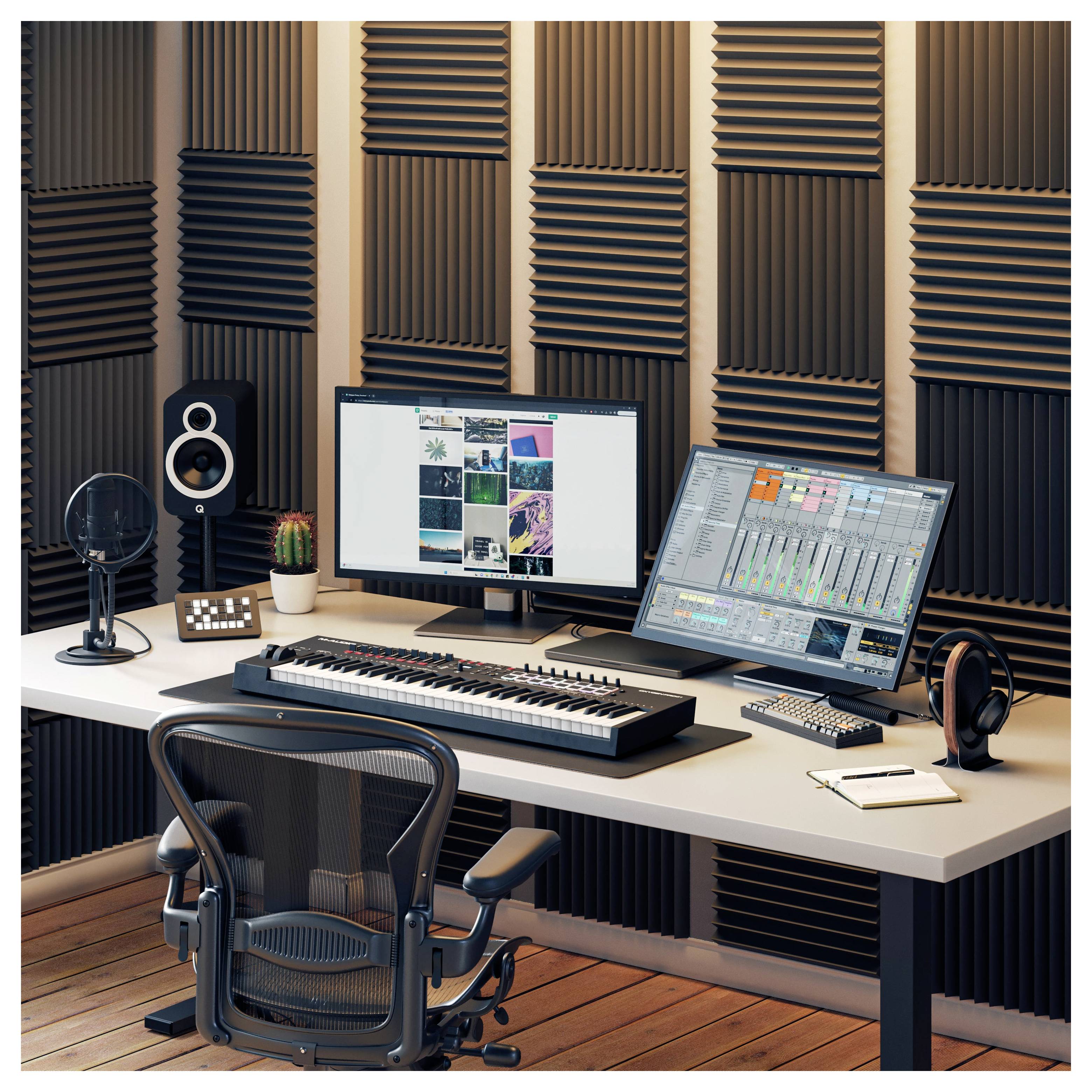 Ein Musikproduktions-Arbeitsplatz mit zwei Monitoren, die Software anzeigen, eine MIDI-Tastatur, Lautsprecher, Kopfhörer und Akustikschaumstoff-Wände in einem Studio.