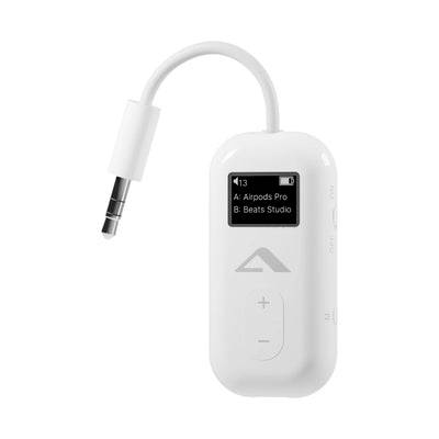 Weißer Bluetooth-Audioadapter mit 3,5-mm-Stecker, kleines Display zeigt „Airpods Pro