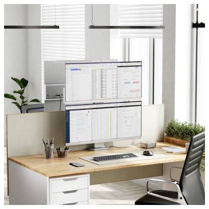 Moderner Bürotisch mit zwei Computermonitoren, Tastatur, Maus, Stuhl und kleinen Pflanzen in einem hellen Arbeitsbereich.