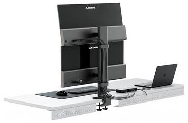 Dual-Monitor-Tischhalterung, die zwei Flachbildschirme über einem weißen Arbeitsplatz mit Laptop, Maus und Kabelmanagement-Arm hält.