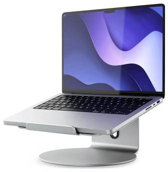 Silberner Laptop auf einem rotierenden Aluminiumständer angezeigt, geöffnet mit eingeschaltetem Bildschirm vor weißem Hintergrund.