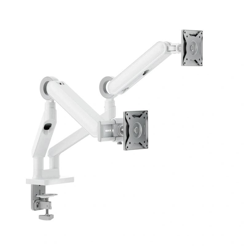 Weiße Dual-Arm-Monitorhalterung mit drei VESA-Platten, gezeigt vor einem einfachen Hintergrund.