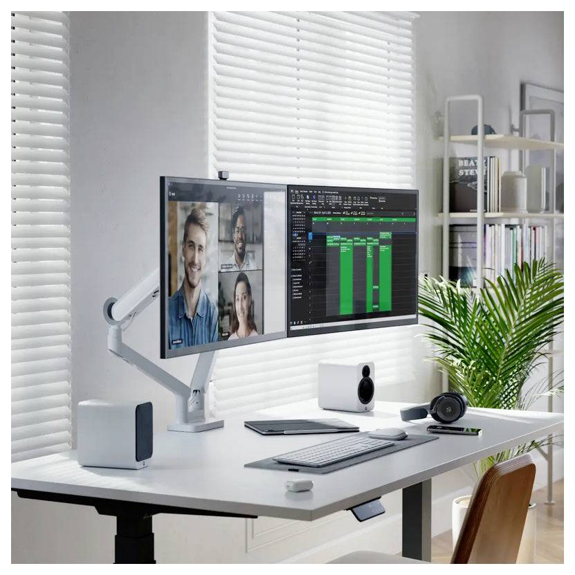 Ein USB-Stick wird in einen Seitenport eines Laptops in der Nähe der Tastatur eingesteckt.