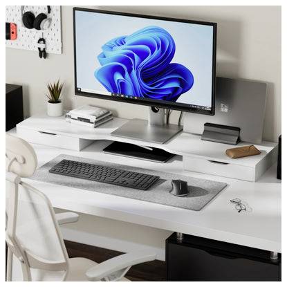 Minimalistischer weißer Heimarbeitsplatz mit großem Monitor, Tastatur, Maus und kleinen Dekorationselementen, dargestellt in einem aufgeräumten Arbeitsbereich.