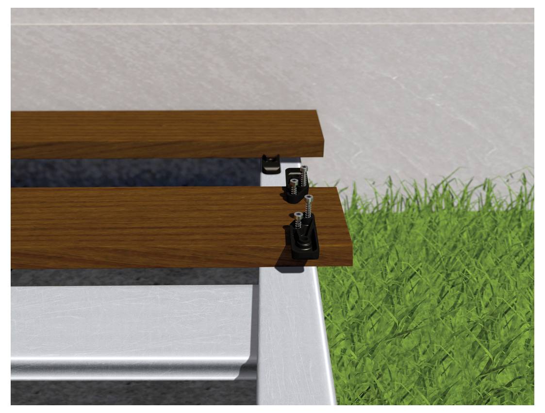 Nahaufnahme einer Holzbank-Sitzecke mit schwarzen Metallhaltern und Bolzen über einem silbernen Rahmen neben grünem Gras.