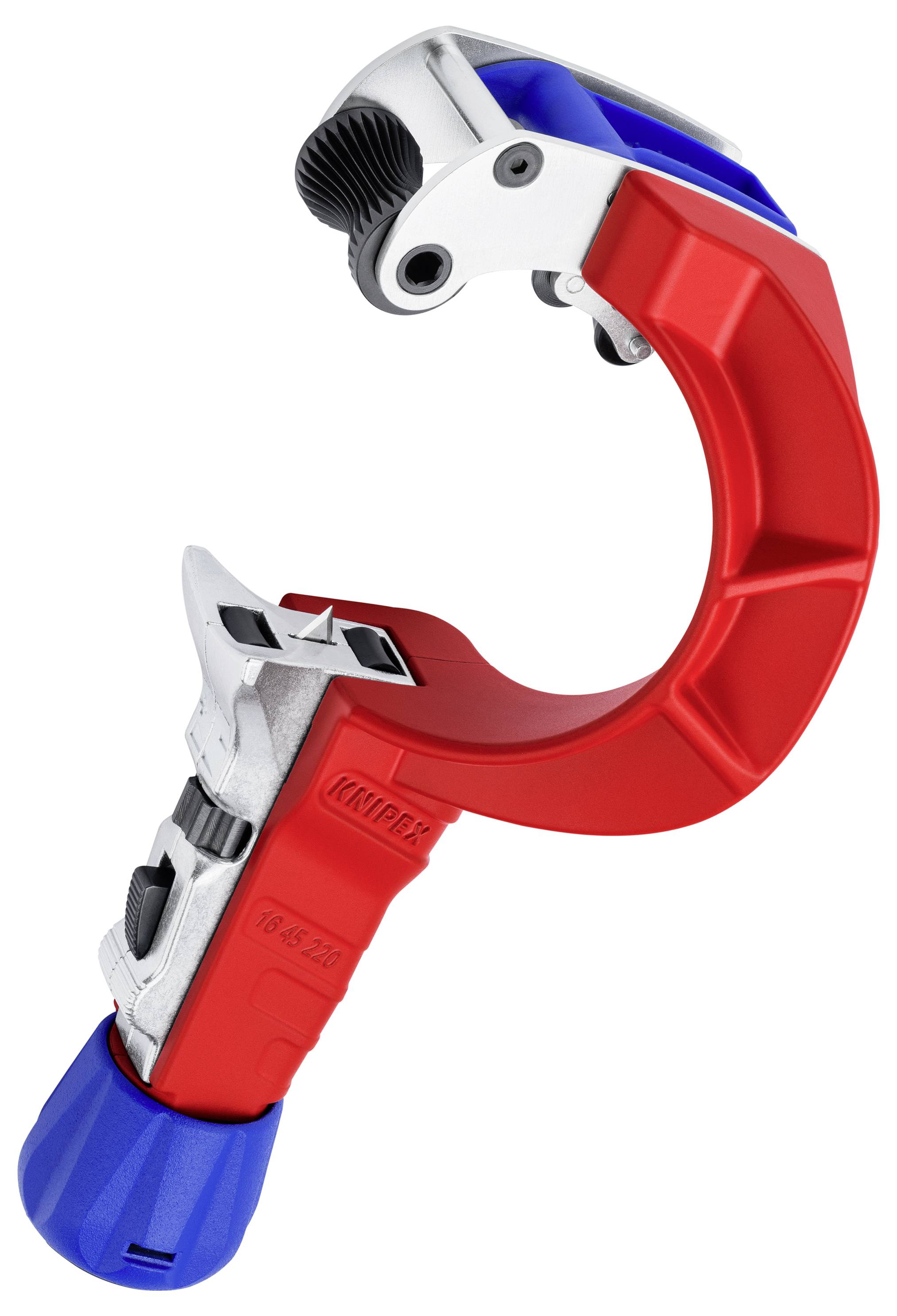 Nahaufnahme eines rot, blau und weiß gefärbten mechanischen Werkzeugs in Form einer gekrümmten C-Klemme oder eines Rohrabschneiders auf weißem Hintergrund.