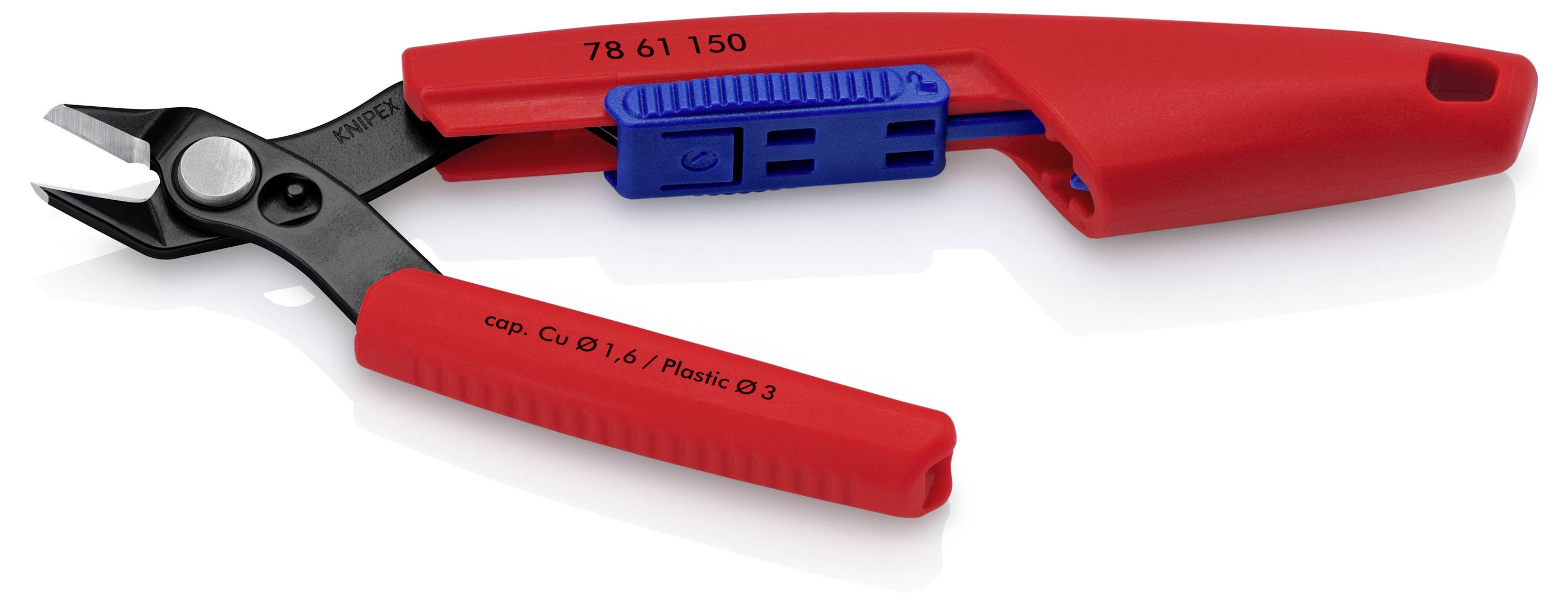 Nahaufnahme einer rot-und-blau gewinkelten Kabelschere oder Drahtschere mit schwarzen Metallbacken, dargestellt auf weißem Hintergrund.