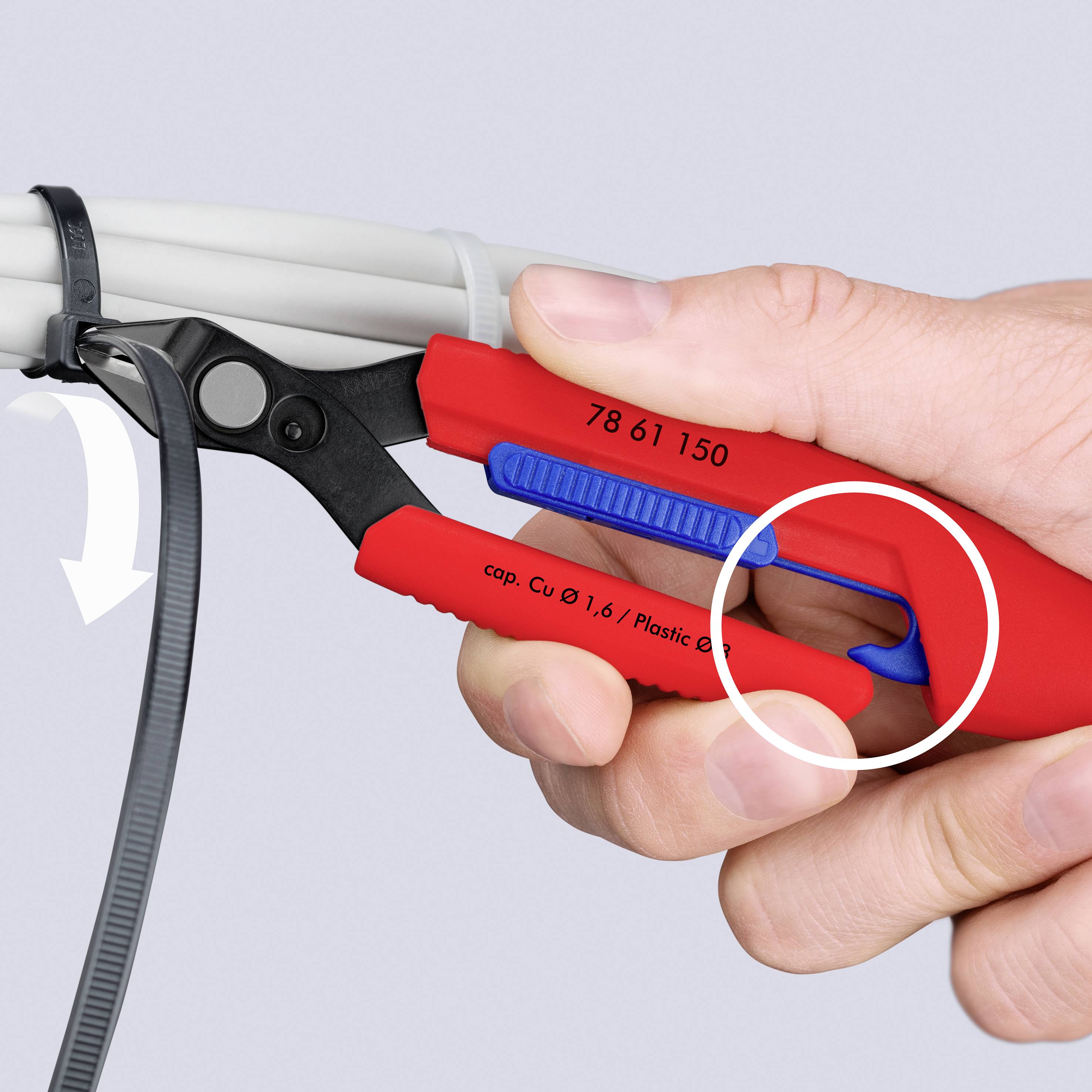 Hand, die ein rotes Kabelbinder-Werkzeug verwendet, um einen schwarzen Kabelbinder um gebündelte weiße Kabel zu spannen, mit einem weißen Pfeil, der die Bewegung anzeigt.