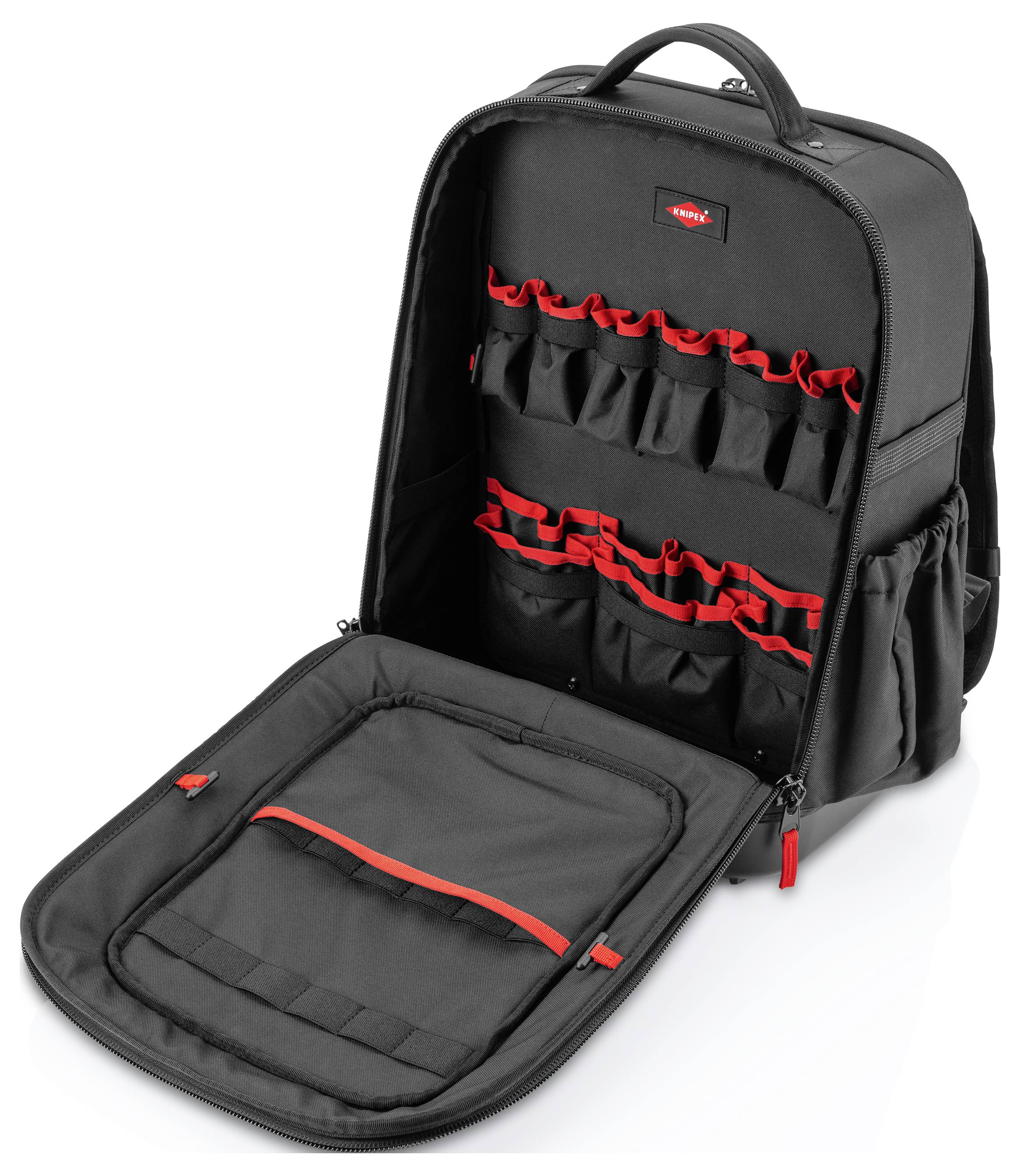 Offener schwarzer Rucksack-Organizer mit mehreren rot eingefassten Taschen und einem gepolsterten Laptop-Fach, ungeöffnet auf weißem Hintergrund dargestellt.