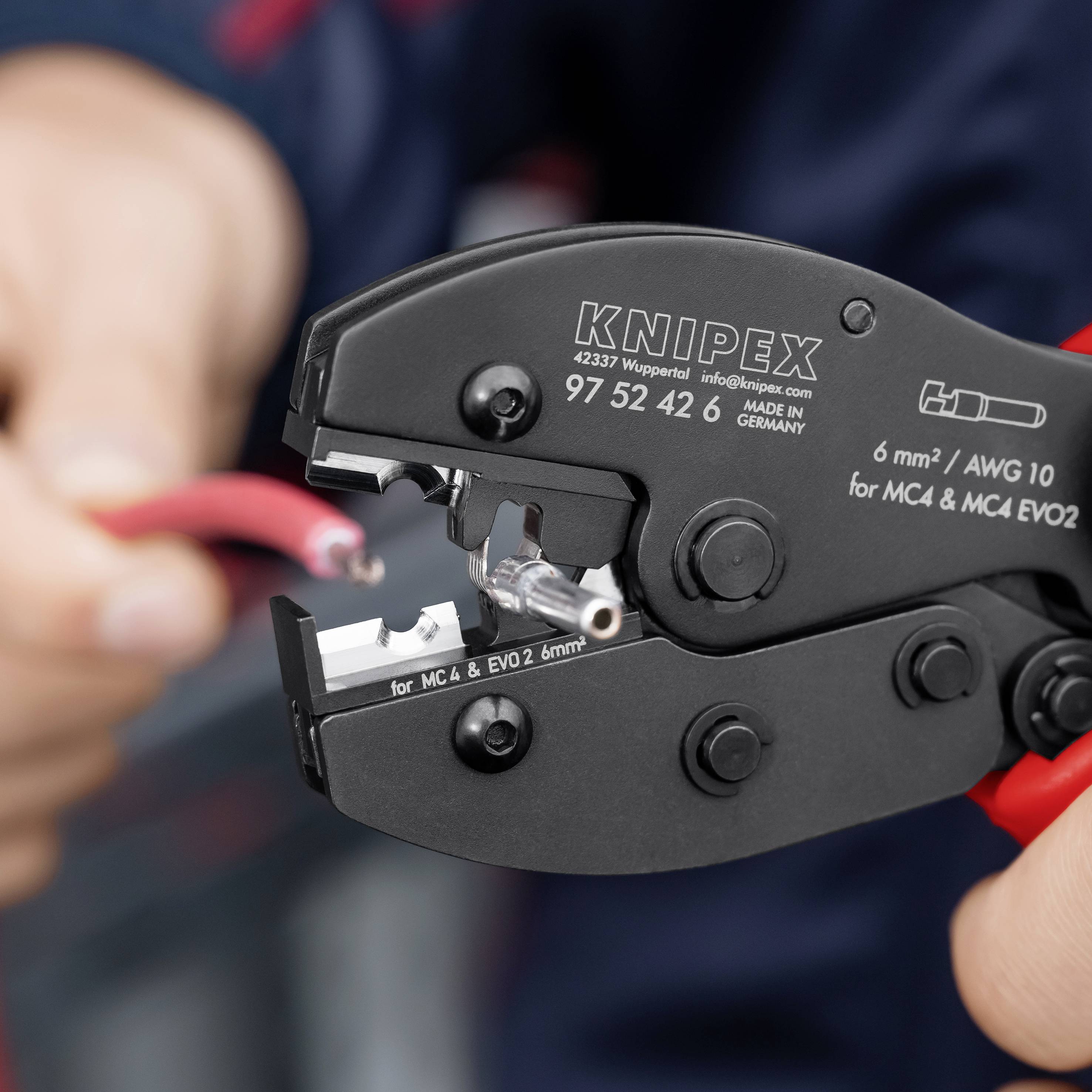 Nahaufnahme von KNIPEX-Crimpzangen, die verwendet werden, um ein MC4-Solarkonnektorkabel zu crimpen.