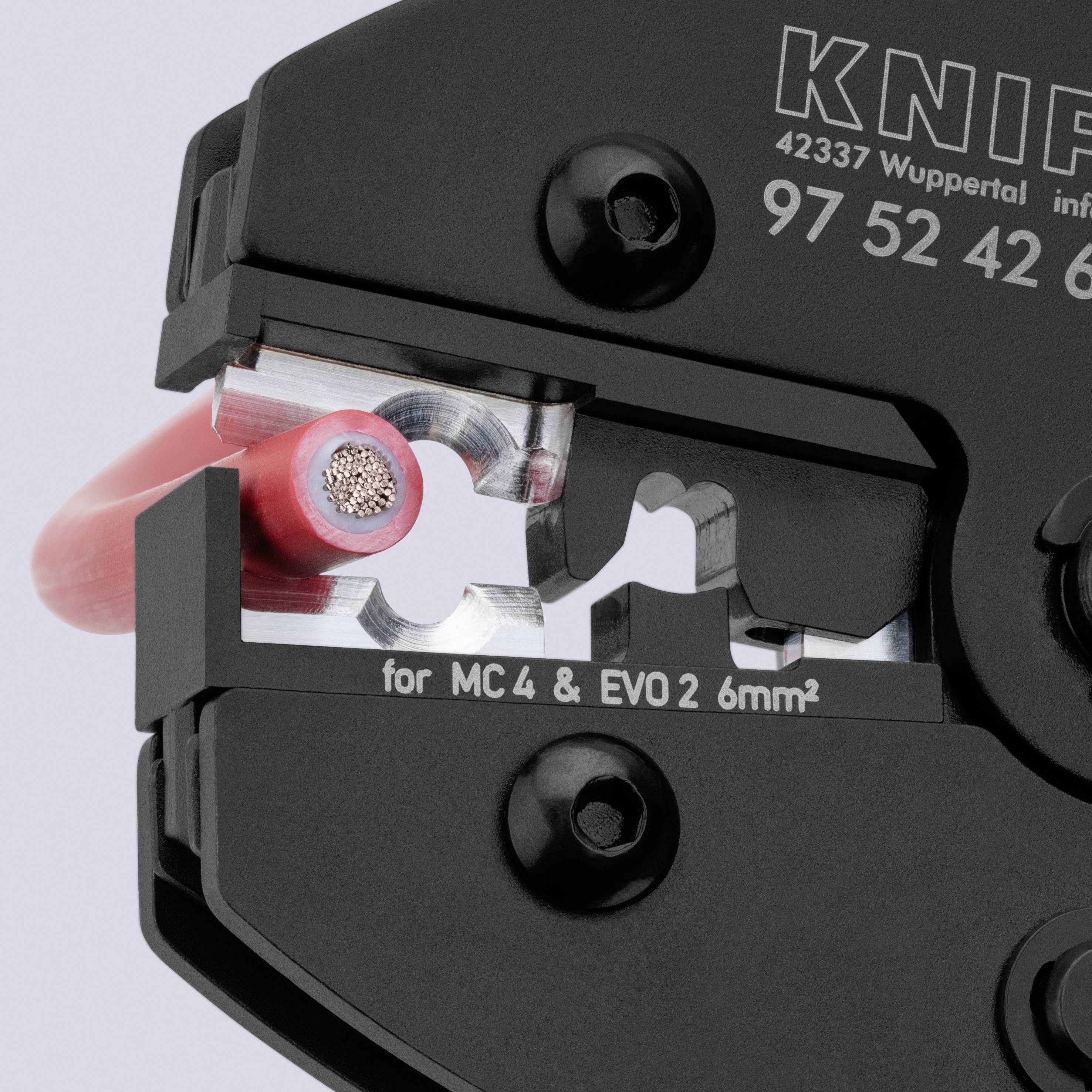Nahaufnahme eines Kabelkrempelwerkzeugs, das einen rot isolierten Draht zusammenpresst, mit Markierungen für „MC4 & EVO2 6mm²