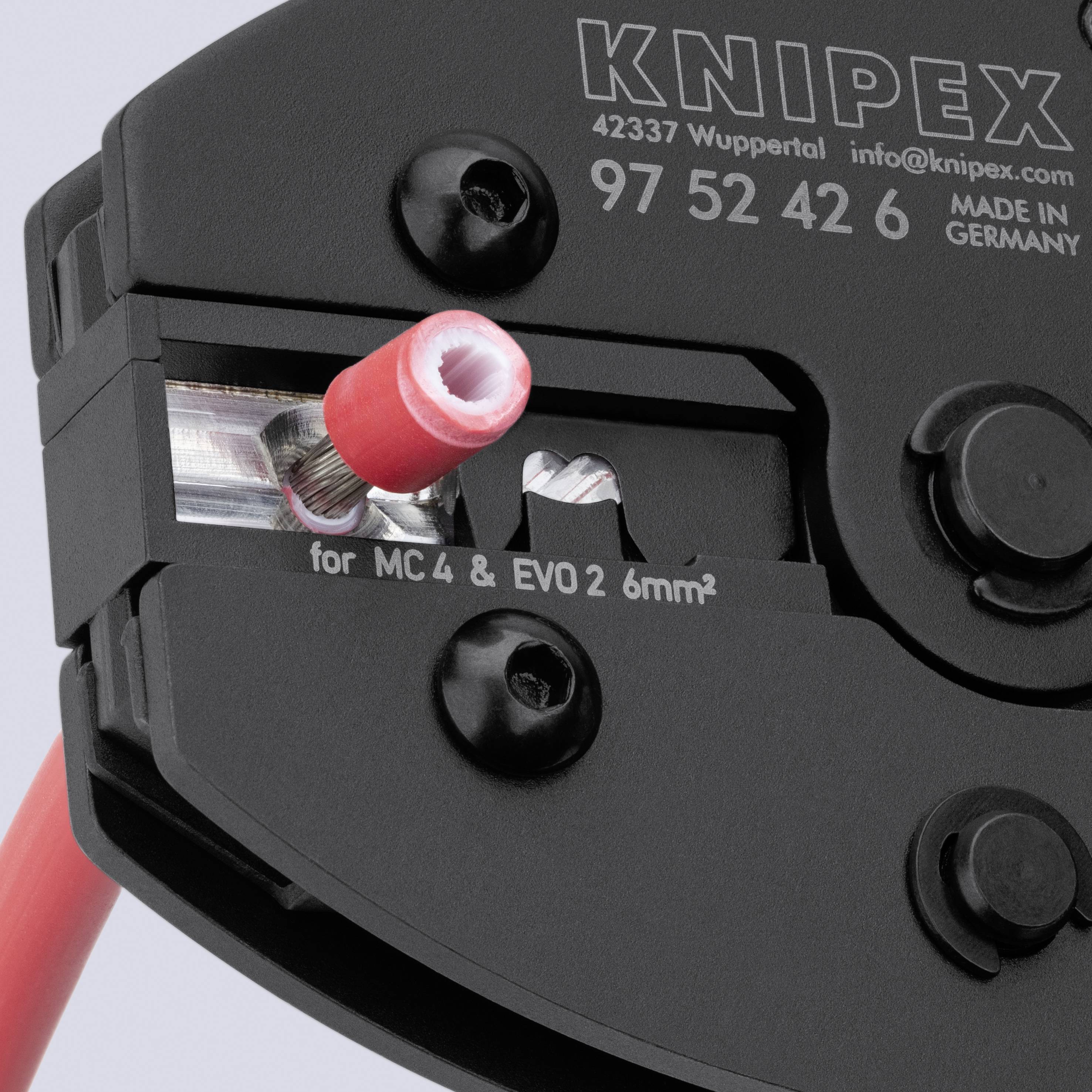 Nahaufnahme eines KNIPEX MC4 und EVO 2 6 mm² Kabelkrimm-Werkzeugs, das eine rote Drahtklemme hält.