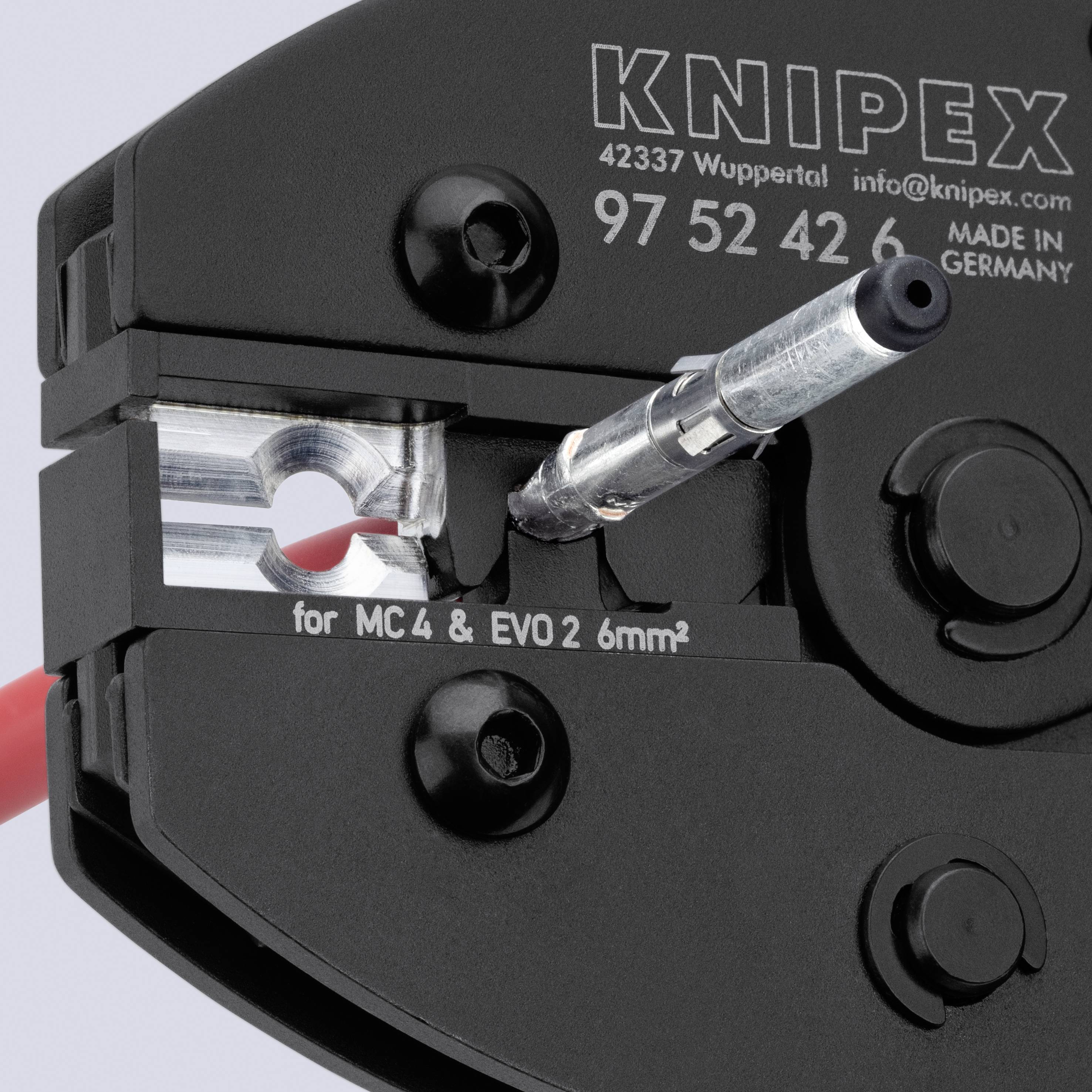 Nahaufnahme eines KNIPEX-Crimpwerkzeugs, das einen Metallverbinder klemmt; das Etikett liest „für MC4 & EVO 2 6mm²