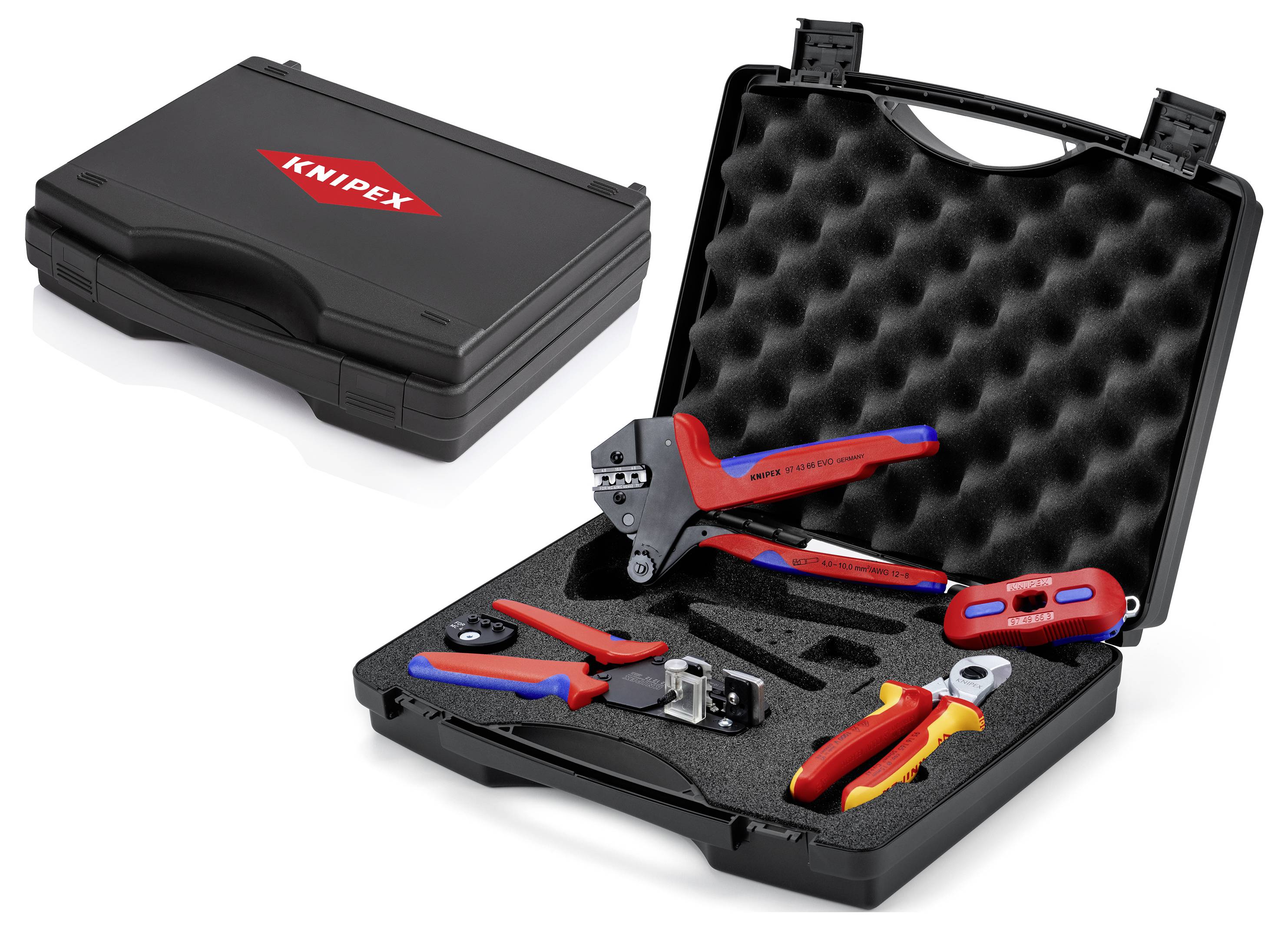 Offener schwarzer KNIPEX-Tragekoffer mit Schaumstoffeinlagen, die mehrere rote und blaue Handwerkzeuge und Zubehör halten, gezeigt neben dem geschlossenen Koffer.