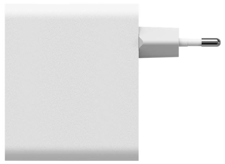 Weiß wandmontiertes Ladegerät mit einem zweipoligem Stecker, der auf der rechten Seite hervorsteht, auf weißem Hintergrund.