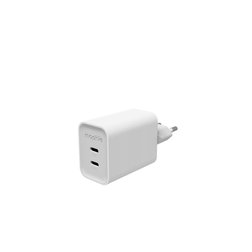Weißes Mophie-Wandladegerät mit zwei USB-C-Anschlüssen und abnehmbarem Stecker auf einfachem Hintergrund.