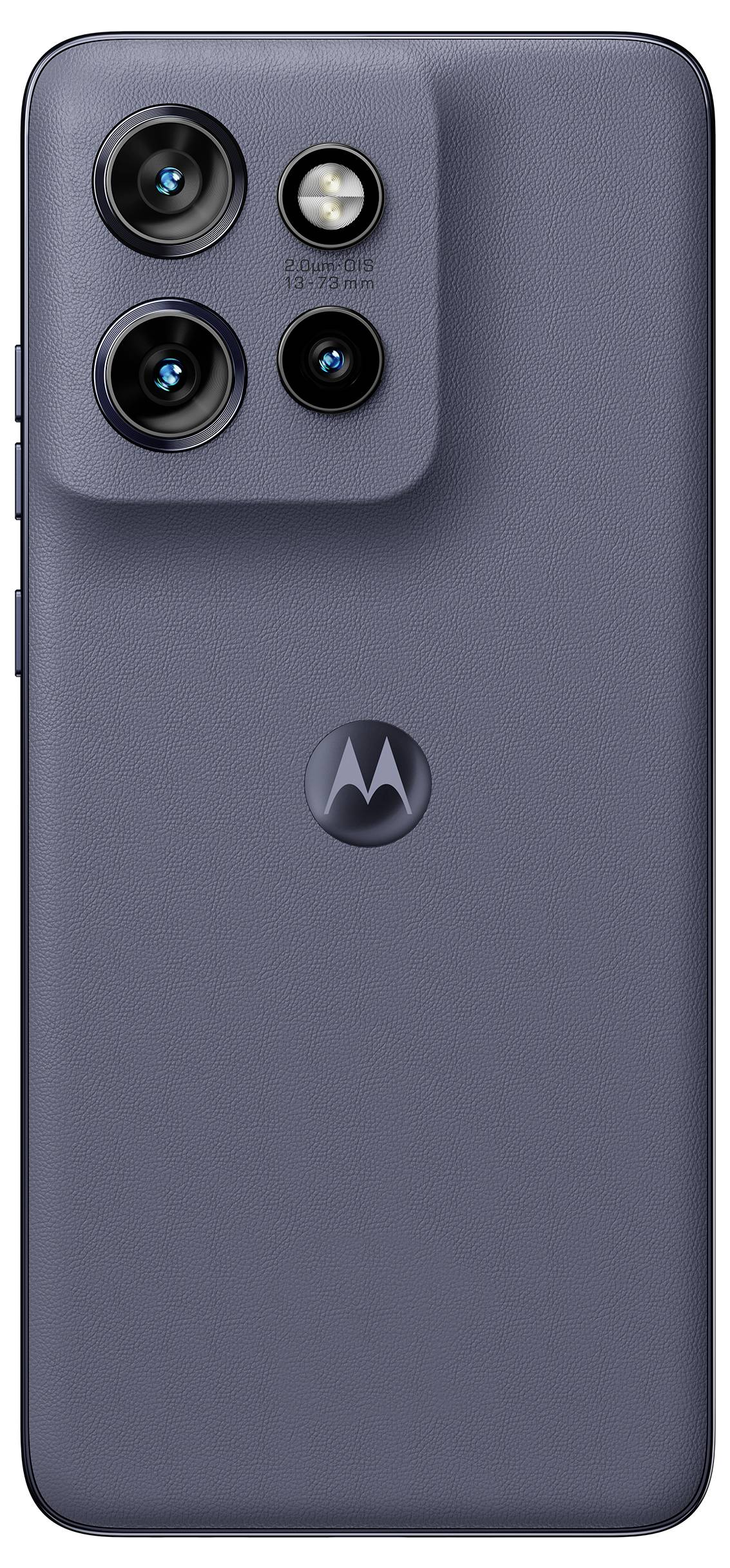 Rückansicht eines dunkelgrauen Motorola-Smartphones mit erhöbenem quadratischem Kameramodul mit vier Objektiven und zentriertem Motorola-Logo.