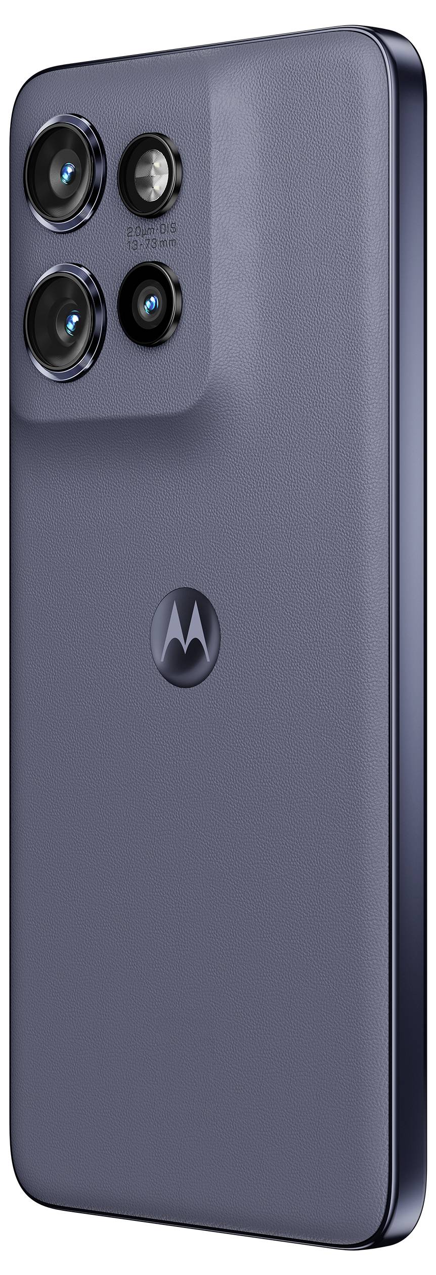 Rückansicht eines Motorola-Smartphones in Dunkelgrau mit einem quadratischen Triple-Kamera-Modul und zentriertem Motorola-Logo.