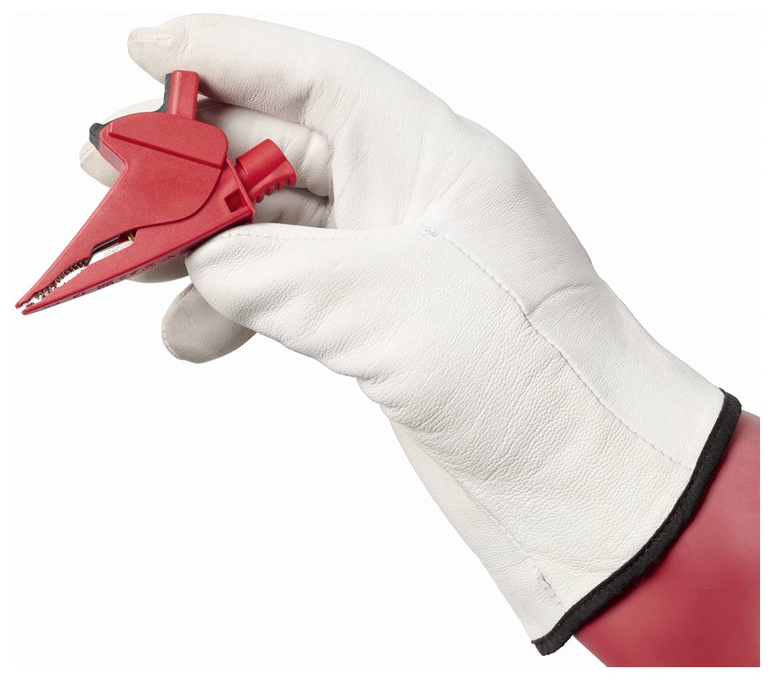 Behandschuhte Hand, die eine rote isolierte elektrische Prüfklemme auf weißem Hintergrund hält.
