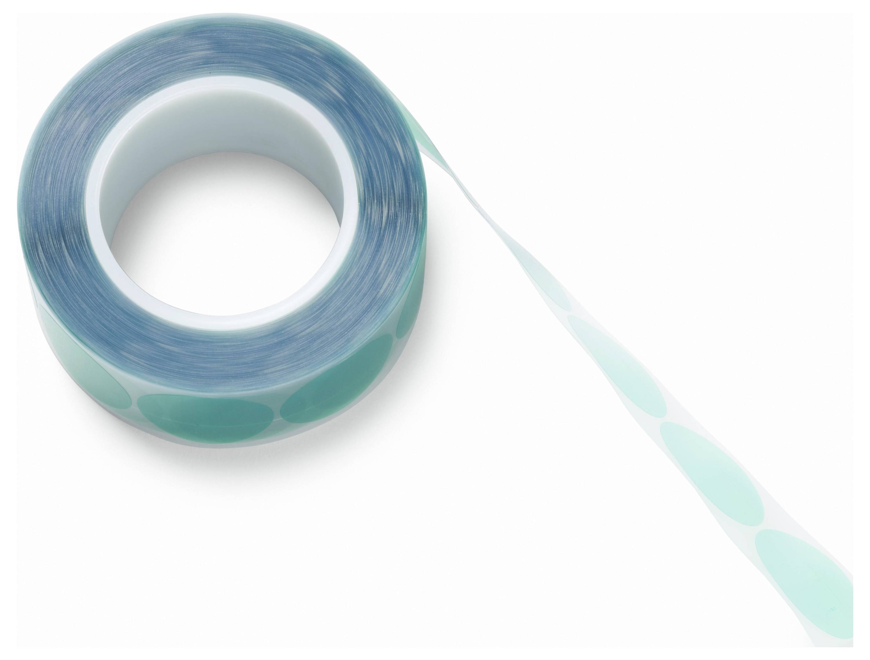 Rolle aus durchscheinendem blaugrünem gemustertem Klebeband mit einem losen Streifen, der sich nach rechts auf weißem Hintergrund abrollt.