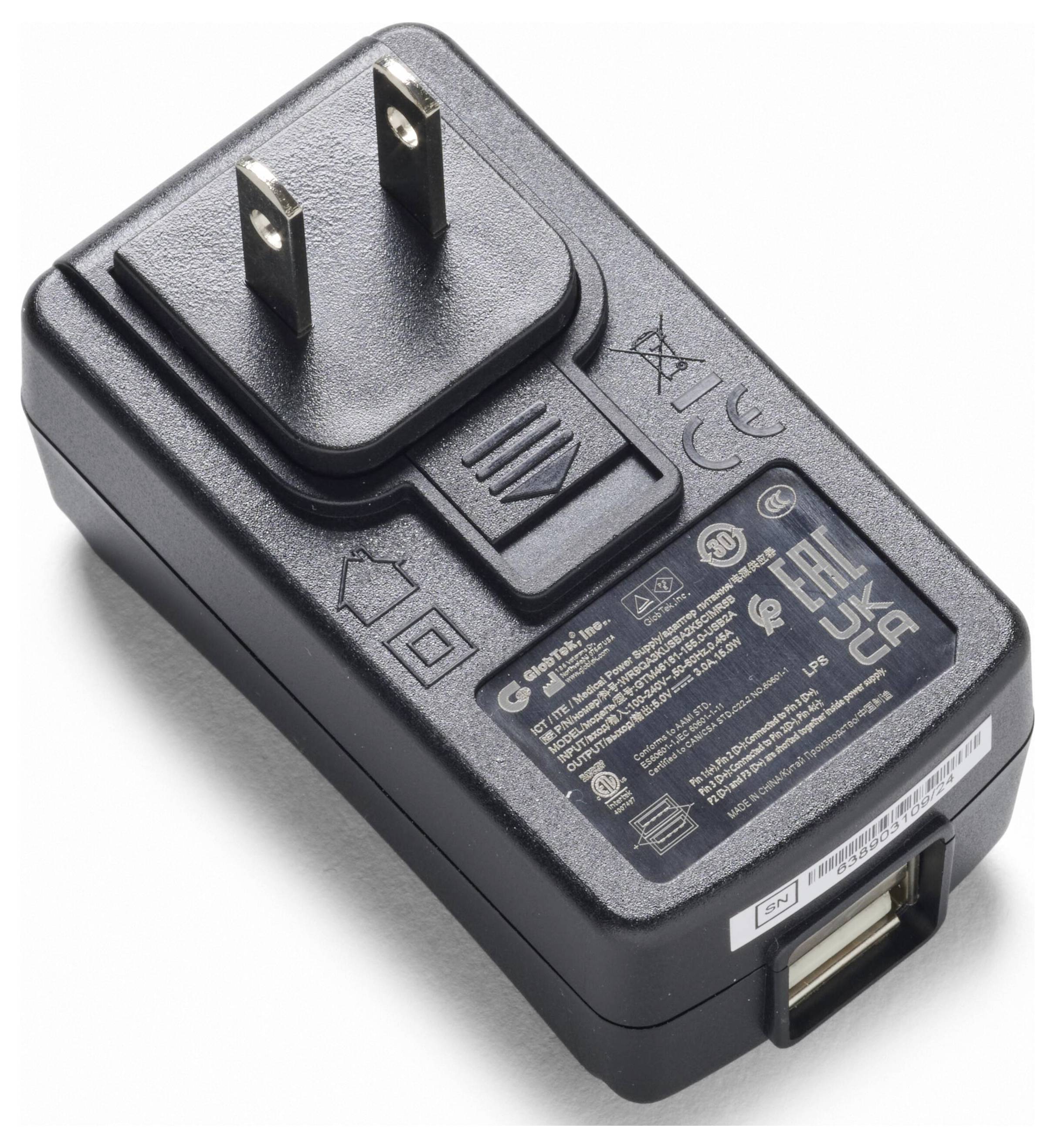 Schwarzer Wandladapter mit zwei flachen Stiften und USB-Ausgangsanschluss, dargestellt auf weißem Hintergrund.