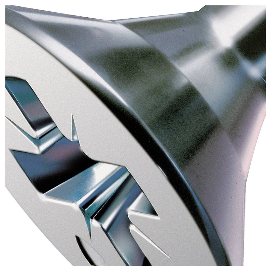 Nahaufnahme einer metallischen, futuristischen abstrakten Skulptur mit scharfen facettierten Oberflächen und blauen Reflexionen auf weißem Hintergrund.